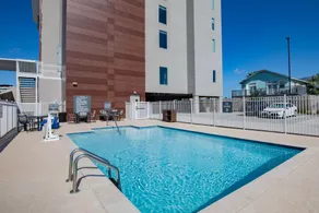 La Quinta Inn & Suites by Wyndham Galveston North at I-45 - Piscine