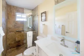 Dover Court Apartments - Steps to St Lawrence Gap - Baño