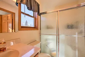 Cozy Riverfront Home w/ Fire Pit in Houghton Lake! - Interiør