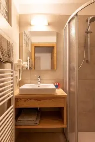 SAN PIETRO DOLOMITI Small Budget Hotel - Baño