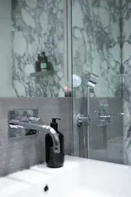 The Luxury Inn - Bathroom