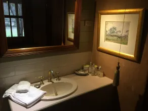 Wildwood Guesthouse - Bathroom