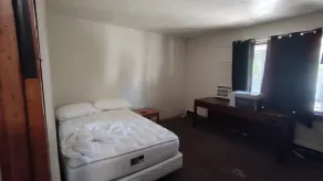 Bob's Woodstock Motel - Room