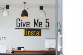 Give Me 5 Hostel - Réception