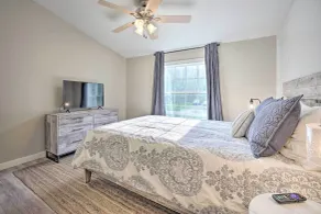 Breezy Coloma Getaway w/ Grill - 1 Mi to Beaches! - Værelse