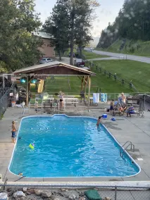 Black Hills Cabins at Quail's Crossing - Piscina