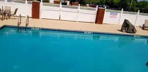 Home Inn & Suites - Piscine