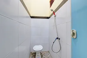 SPOT ON 93007 Guest House Lestari - Bathroom