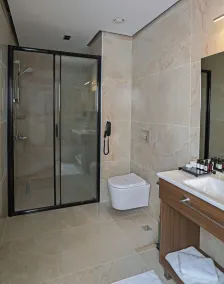Moncher Hotel - Bathroom