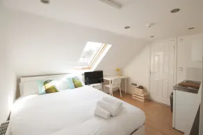 Wimbledon South by Allô Housing - Chambre