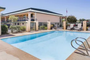 Days Inn by Wyndham Macon I-475 - Piscine