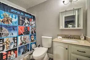 Dog-friendly Texas Retreat w/ Hot Tub, Patio & Bar - Badeværelse
