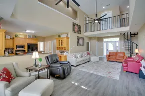 Waterfront Hot Springs Home: 19 Mi to Natl Park! - Interni