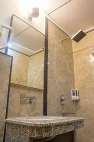 Shree Ganesha Palace Near Kashi Vishwanath Temple - Bathroom
