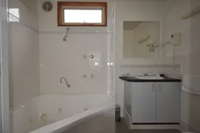 Dylene Caravan Park - 2 Br Family Cabin With Air - Baño