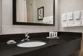 Country Inn & Suites by Radisson, Brookings - Bathroom