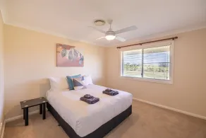 'Vineyard Cottage' A Golden Escape among the Vines - Room