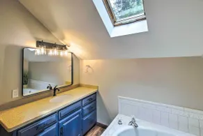 Lakefront Plymouth Cottage w/ Private Hot Tub - Badezimmer