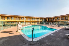 Quality Inn & Suites near Downtown Bakersfield - Piscine
