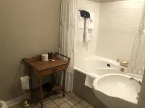 Talbott Tavern and Inn - Bathroom