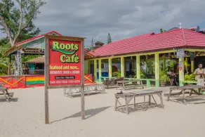 Roots Bamboo Beach Resort - Restaurante