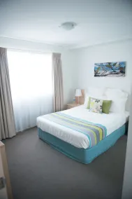 Quality Suites Pioneer Sands - Room