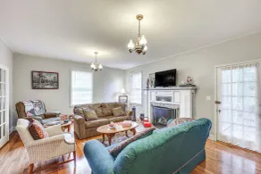 Delightful Retreat w/ Fireplace + Large Yard! - Innenbereich