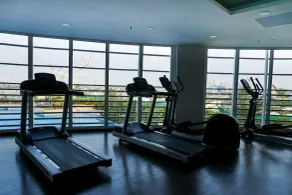 Relax and Comfy with Pool View at Studio West Vista Apartment By Travelio - Fitnessbereich
