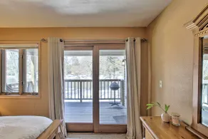 Riverfront Crivitz Condo w/ Fireplace & Views - Værelse