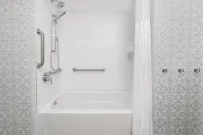La Quinta Inn & Suites By Wyndham Queens NYC JFK AirTrain - Salle de bain