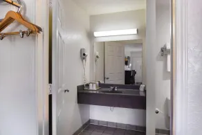 OYO Inn & Suites Medical Center San Antonio - Bathroom