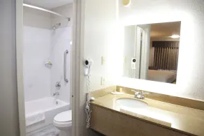 Days Inn by Wyndham Monroe, Louisiana - Salle de bain