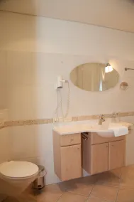 Habitación en casa de familia con jardín y barbacoa | Vistas al jardín - Baño