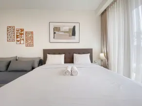 Best Deal Studio Room with Private Jaccuzi at Art Deco Apartment By Travelio - Habitación
