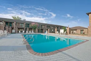 Super 8 by Wyndham Universal City - Piscine