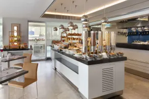 Ramada Hotel & Suites by Wyndham Izmir Kemalpasa - Restaurante