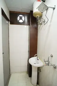 Roomshala 034 Grihum Noida Sector 63 - Badezimmer