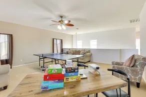 Spacious Surprise Home w/ Outdoor Pool + Game Room - Innvendig