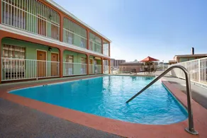 Super 8 by Wyndham Austin Downtown/Capitol Area - Piscine
