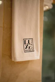Luxe Grand Hotel - Bathroom
