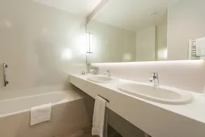 Martin's Red - Bathroom