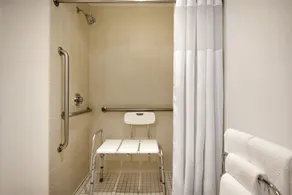 Country Inn & Suites by Radisson, Des Moines West, IA - Salle de bain