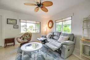 Sunny Florida Escape w/ Patio, Grill & Fire Pit! - Interiör