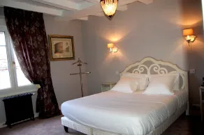 Logis Hôtel Le Cheval Blanc - Værelse