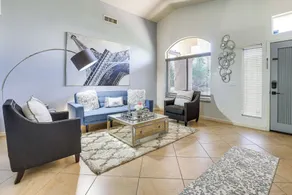 Spacious Family Home w/ Yard Near Arizona Mills! - Interiör