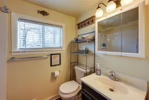 Unwind w/ a Shared Hot Tub: Cozy Whittier Getaway - Intérieur