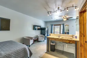Central Lava Hot Springs Studio w/ Deck & Views! - Intérieur