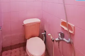TwoSpaces Living at Sutomo Homestay, Madiun - Bathroom