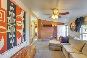 Stunning Views: Quiet Bluff Home Near Hiking! - Intérieur