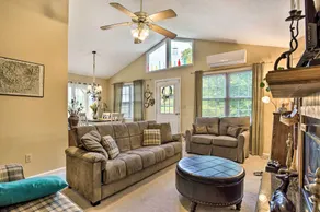 Bring a Pet: Cozy Burnsville Cottage w/ Fire Pit! - Innvendig